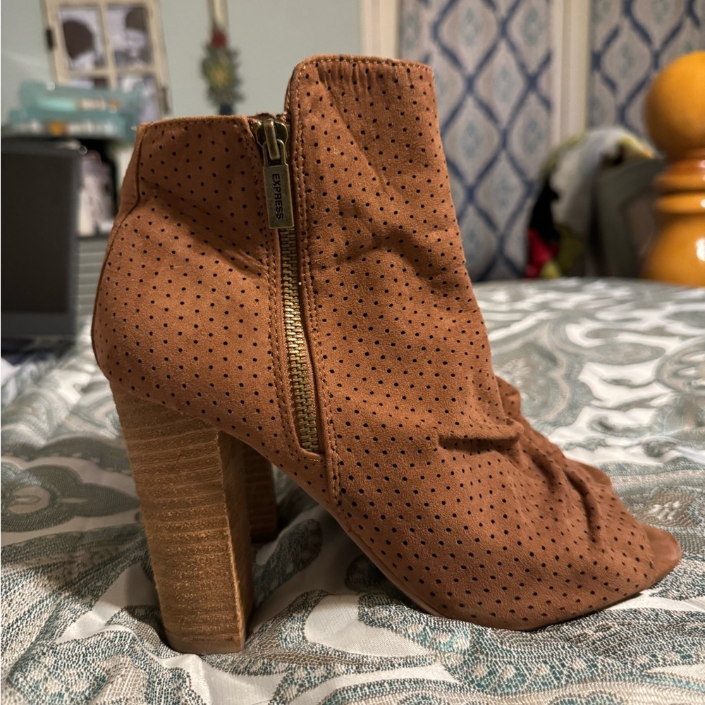 Size 9 Express Pump Bootie brown with black polka dots